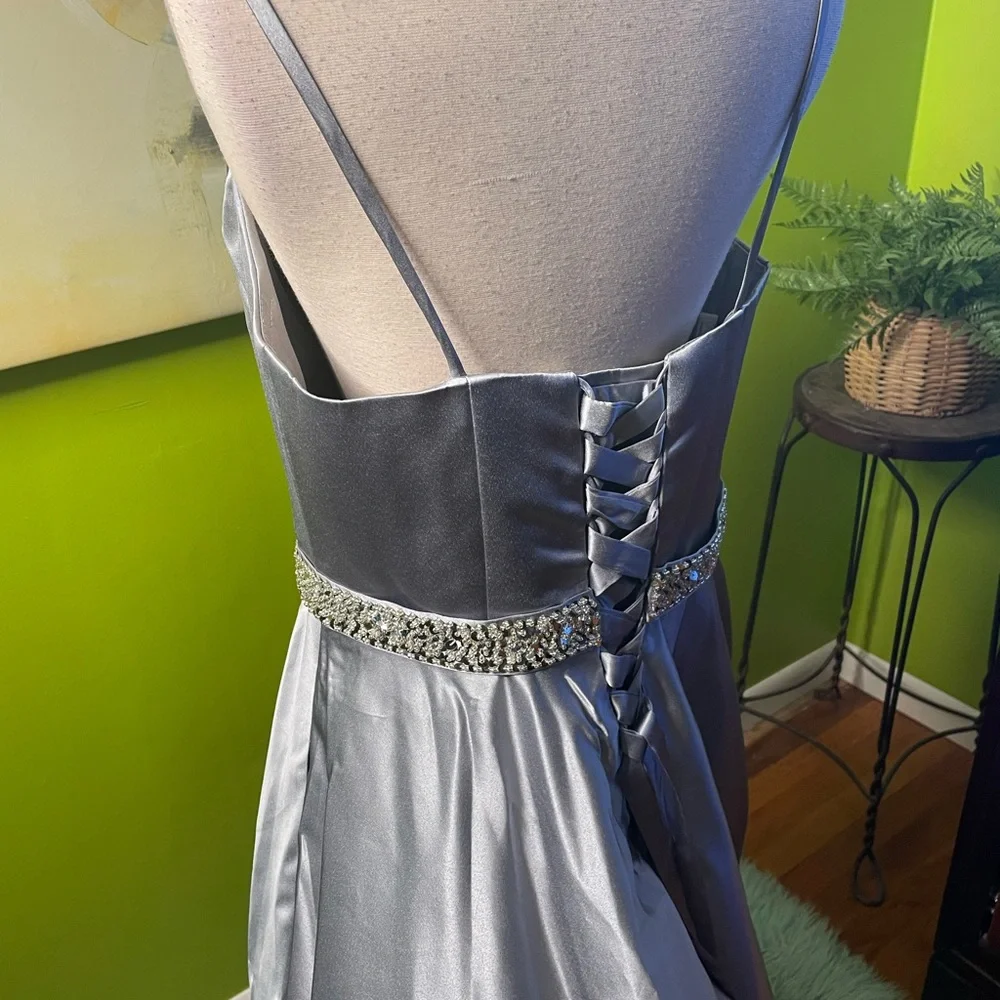Absolutely beautiful princess dress - Picture 3 of 6
